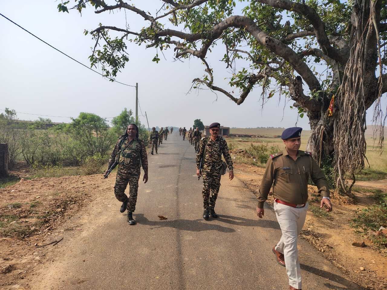 फ्लैग मार्च निकाल पुलिस ने की निर्भीक होकर मतदान करने की अपील