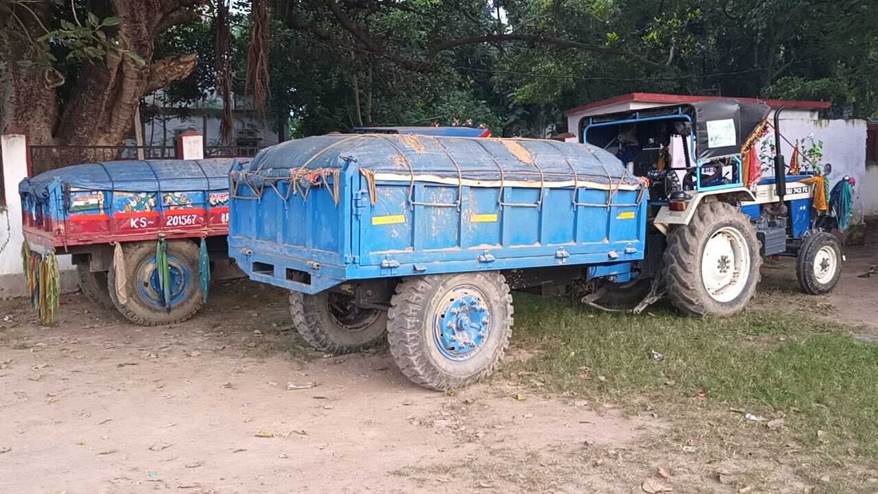 कोतवाली पुलिस ने बिना चालान के पकड़ा अवैध बालू लदा ट्रैक्टर, खनन विभाग की खुली पोल