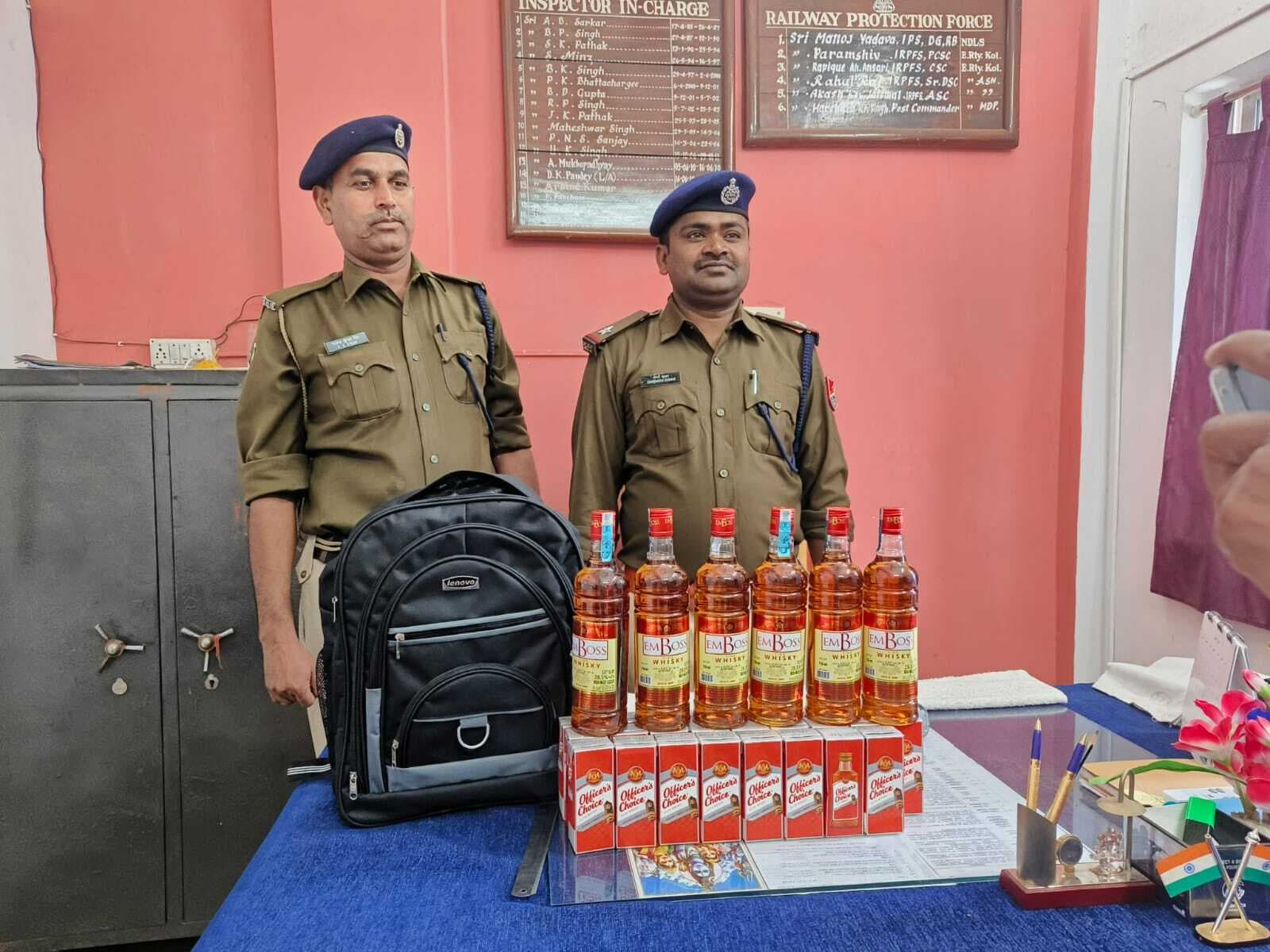 पंजाब मेल से 10 हजार रुपये की विदेशी शराब जब्त