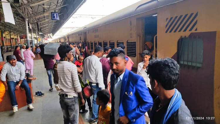 आनंद विहार-मालदा टाउन एक्सप्रेस करीब तीन घंटे लेट