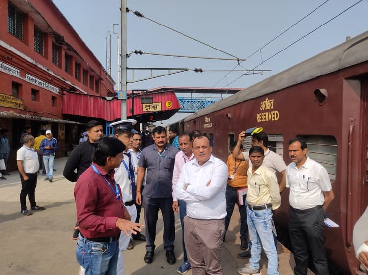आसनसोल डीआरएम पहुंचे झाझा, रेलवे परिचालन का लिया जाएजा