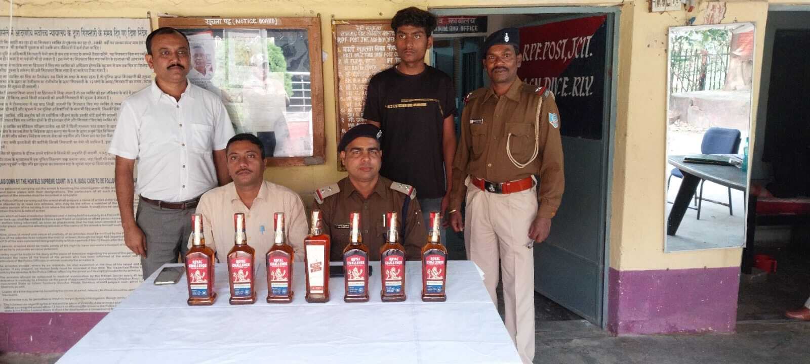 वर्धमान-झाझा पैसेंजर से अवैध शराब के साथ युवक गिरफ्तार