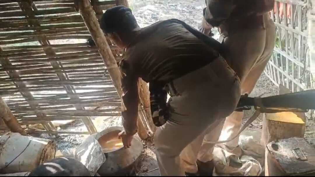 45 लीटर देसी शराब बरामद