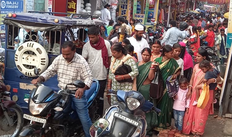 शहर में पार्किंग नहीं होने से लगता है जाम, लोग होते हैं परेशान