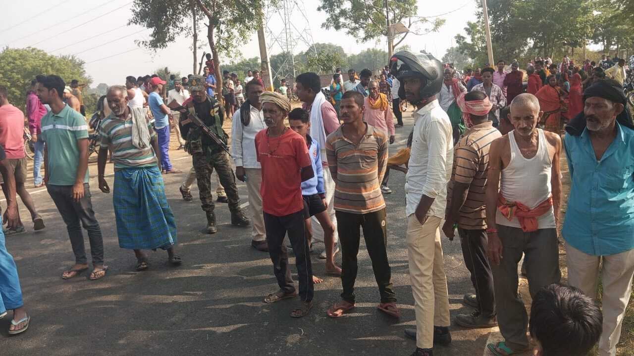 ट्रक की चपेट में आने से एक व्यक्ति की मौत,  ग्रामीणों ने किया सड़क जाम