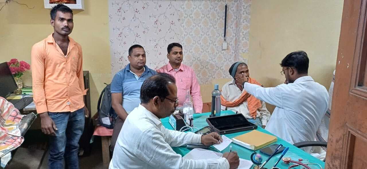 शिविर में लोगों के नेत्रों की हुई जांच