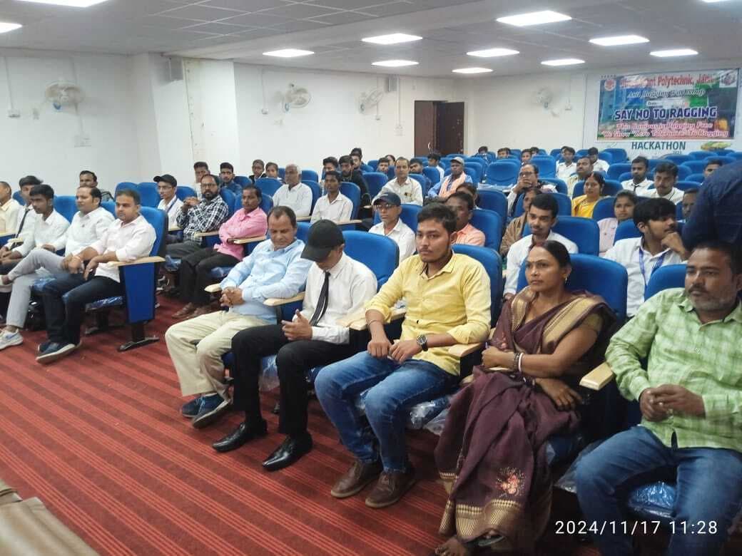 पैरेंट्स मीटिंग में छात्रों के बौद्धिक विकास पर की गयी चर्चा