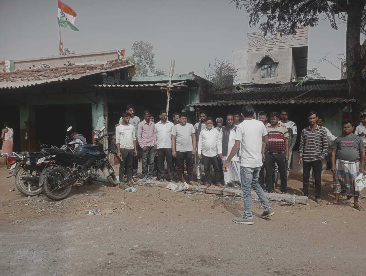 ट्रक ने पोल में मारा धक्का, बिजली बाधित