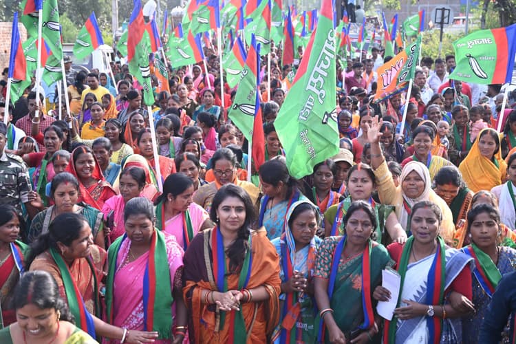 Ranchi News : झामुमो-कांग्रेस ने राज्य को पिछड़ा बना दिया : नेहा महतो