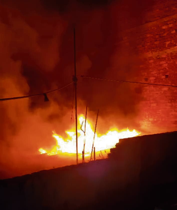 Gaya News : रेडिमेड गोदाम व ट्रांसपोर्ट में लगी भीषण आग, दो करोड़ से अधिक का नुकसान