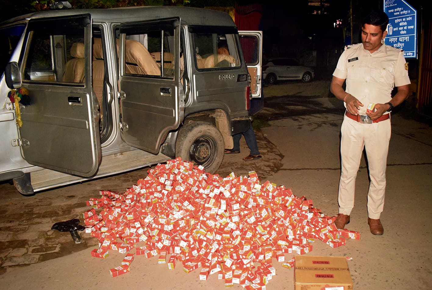 hajipur news. वाहन चेकिंग के दौरान पुलिस ने पकड़ी सात लाख रुपये की विदेशी शराब