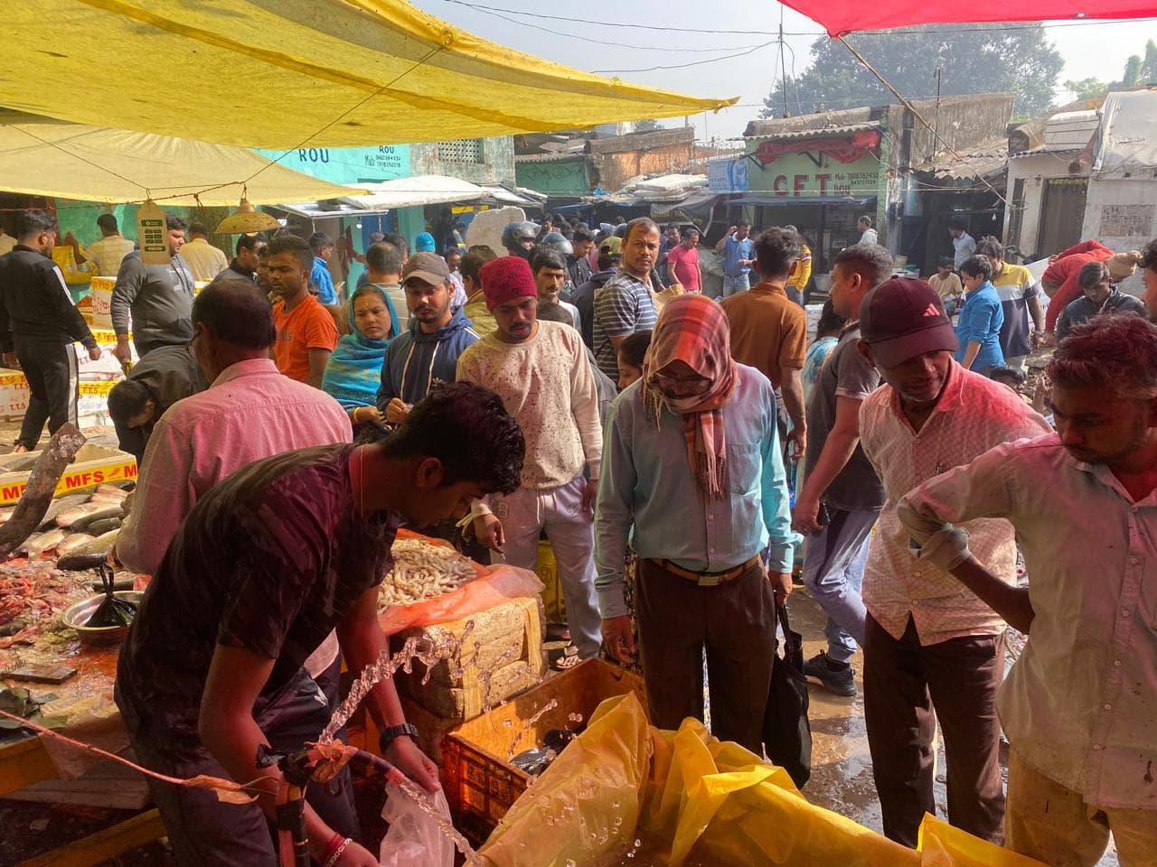 Rourkela News: छाड़खाई पर मटन 750, देसी मुर्गा 450 व चिंगुड़ी मछली 600 रुपये प्रति किलो बिकी
