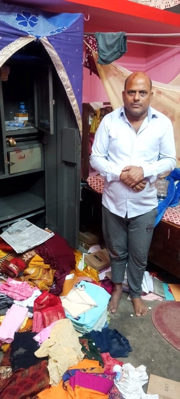 बच्चों को हथियार के बल पर बंधक बना नकाबपोश अपराधियों ने की लूटपाट