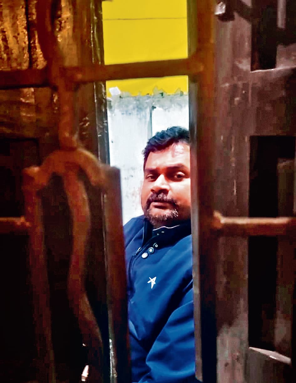 प्रोफेसर के घर के कैंपस में देर रात घुसा अनजान व्यक्ति