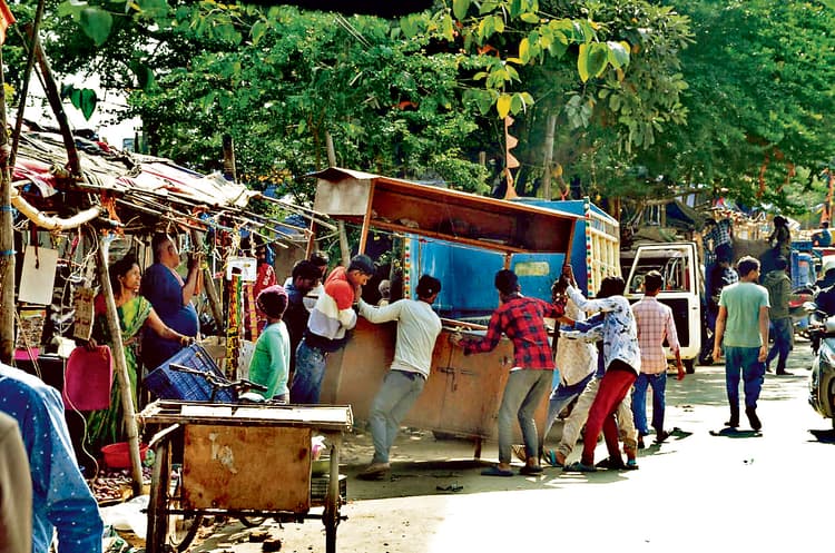 Ranchi News : दो घंटे में साफ हुआ हरमू मार्केट, 50 से ज्यादा दुकानें तोड़ी गयी