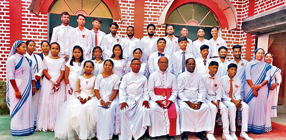 ranchi news : 165 बच्चों ने दृढ़ीकरण संस्कार ग्रहण किया