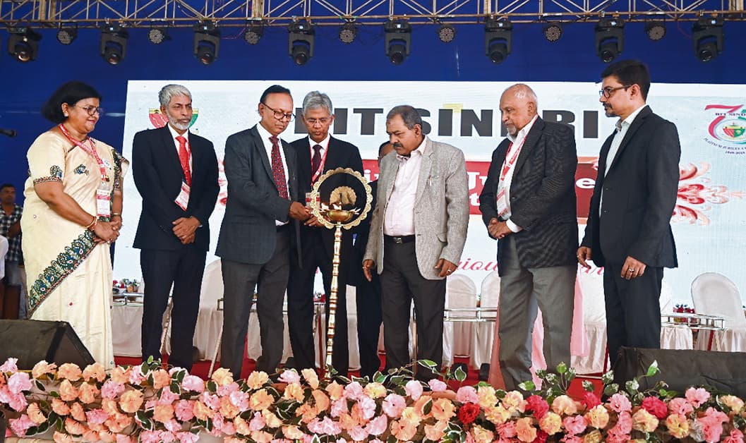 dhanbadnews:नौकरी ढूंढने की जगह रोजगार सृजनकर्ता बनें छात्र