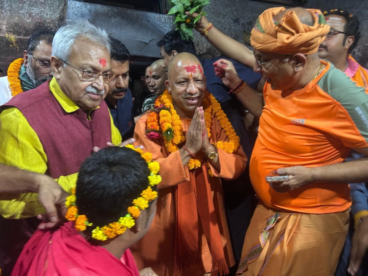 योगी आदित्यनाथ पहुंचे बाबा दरबार, लगे जय श्री राम के नारे