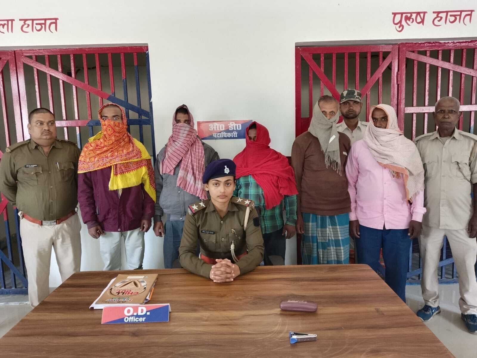 अलग-अलग जगहों से पुलिस ने चार आरोपितों को किया गिरफ्तार कैप्सन - गिरफ्तार नामजद सरायगढ़   भपटियाही थाना पुलिस ने सोमवार की रात विशेष समकालीन अभियान के तहत अलग-अलग गांवों से छापेमारी कर विभिन्न कांडों के चार नामजद आरोपी को गिरफ्तार किया. थानाध्यक्ष किशोर कुमार ने बताया कि अलग-अलग जगहों से विभिन्न कांडों में दर्ज प्राथमिकी चार अभियुक्त को गिरफ्तार किया गया है. जिसमें दाहूपट्टी गांव के वार्ड 8 निवासी मोहन मेहता व सुबोध मेहता को घर से गिरफ्तार किया गया. जिसमें दोनों पक्षों के विरुद्ध जमीन विवाद को लेकर मारपीट और आर्म्स एक्ट में कांड अंकित है. वहीं दूसरी मामले झिलाडुमरी पंचायत के वार्ड 13 निवासी और कांड संख्या 263 के नामजद प्राथमिकी अभियुक्त ललटु मुखिया व महेंद्र मुखिया को उनके घर से गिरफ्तार किया गया. आरोपी के विरुद्ध मारपीट का मामला दर्ज था. थानाध्यक्ष ने बताया कि चारों गिरफ्तार आरोपी को न्यायिक हिरासत में सुपौल भेज दिया गया है.