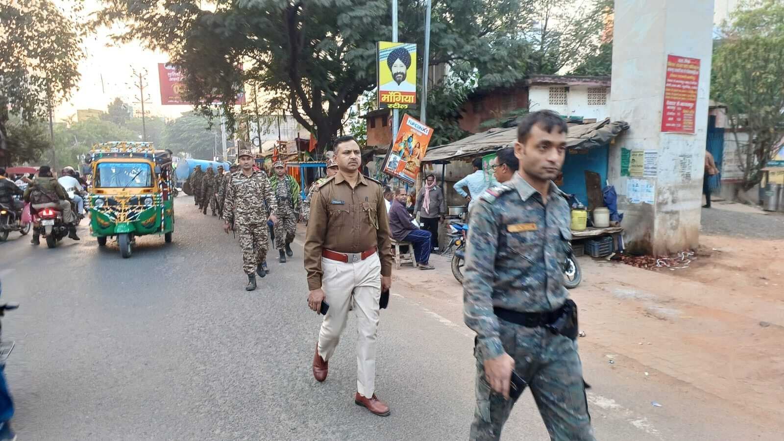 शांतिपूर्ण चुनाव को लेकर नगर थाना क्षेत्र में पुलिस व सीआरपीएफ जवानों ने किया फ्लैग मार्च