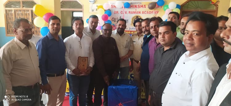 पूर्वर्ती छात्रों ने विद्यालय को भेंट किया वाटर फिल्टर