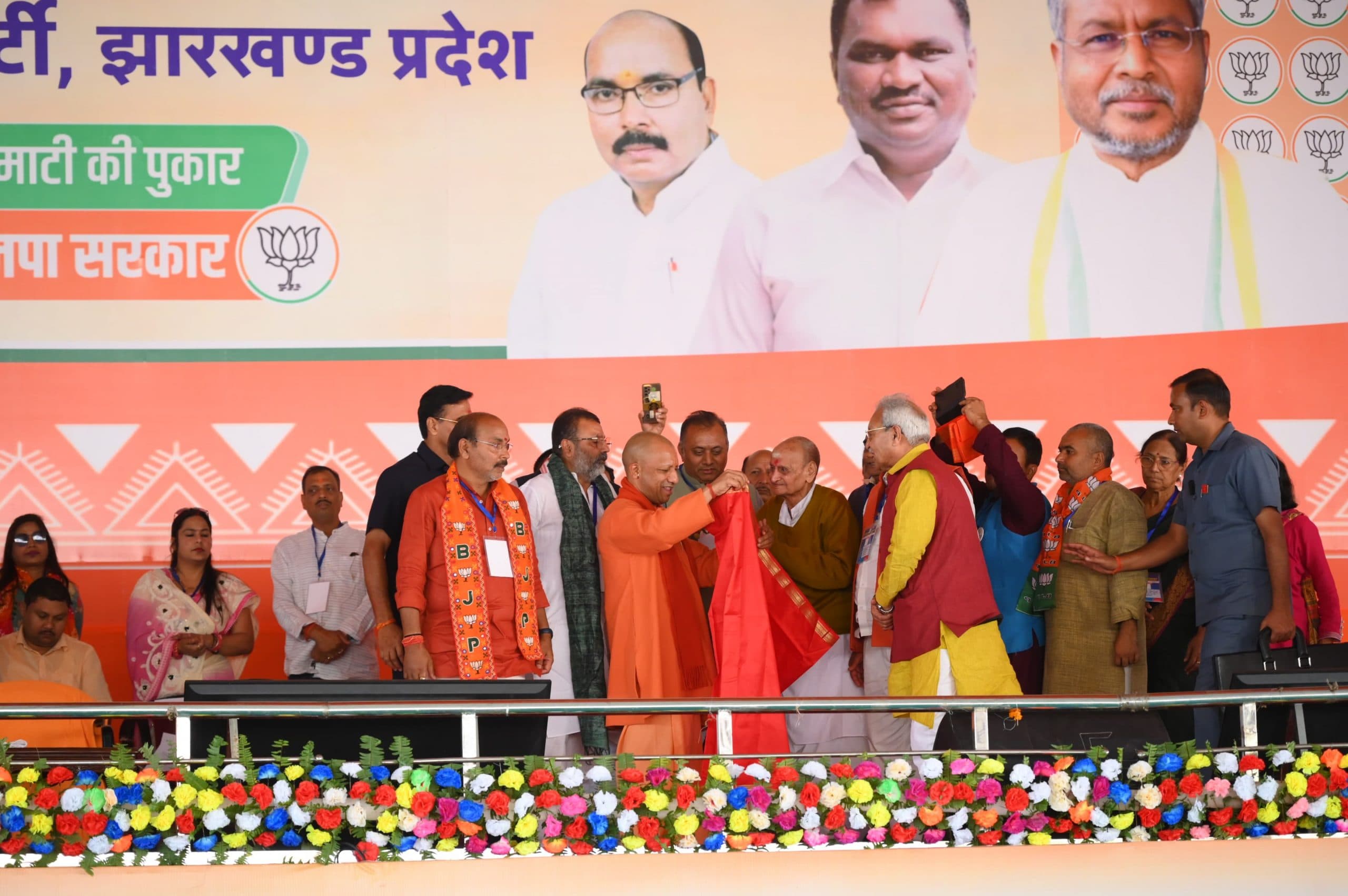 जनसंघ के संगठन मंत्री ललितानंद मिश्र को सीएम योगी ने किया सम्मानित