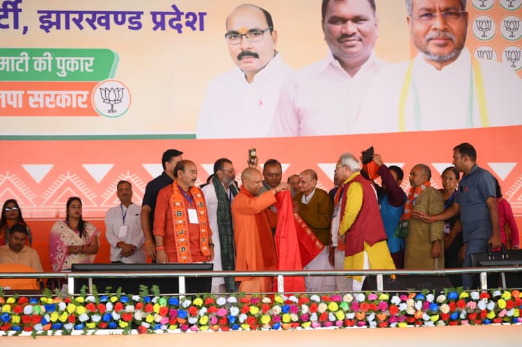 जनसंघ के संगठन मंत्री ललितानंद मिश्र को सीएम योगी ने किया सम्मानित