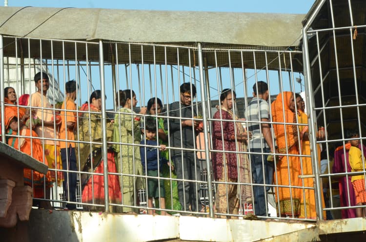 सोमवारी पर बाबा मंदिर में 80 हजार भक्तों ने चढ़ाया जल