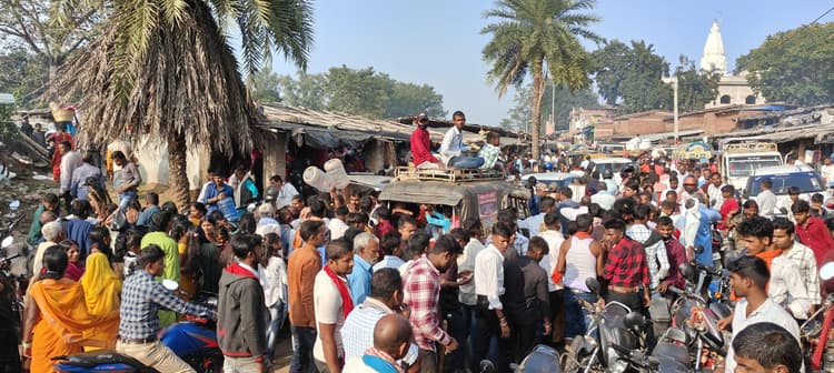 बाबा झुमराज मंदिर में उमड़ा श्रद्धालुओं का सैलाब