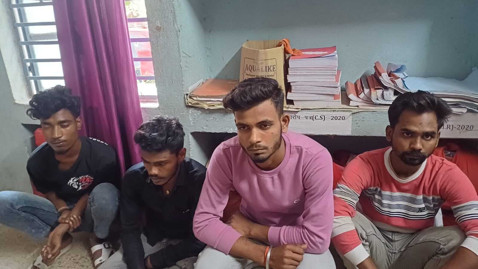 नकली फाइनेंस कर्मी बनकर बाइक छीनने वाले चार बदमाश गिरफ्तार