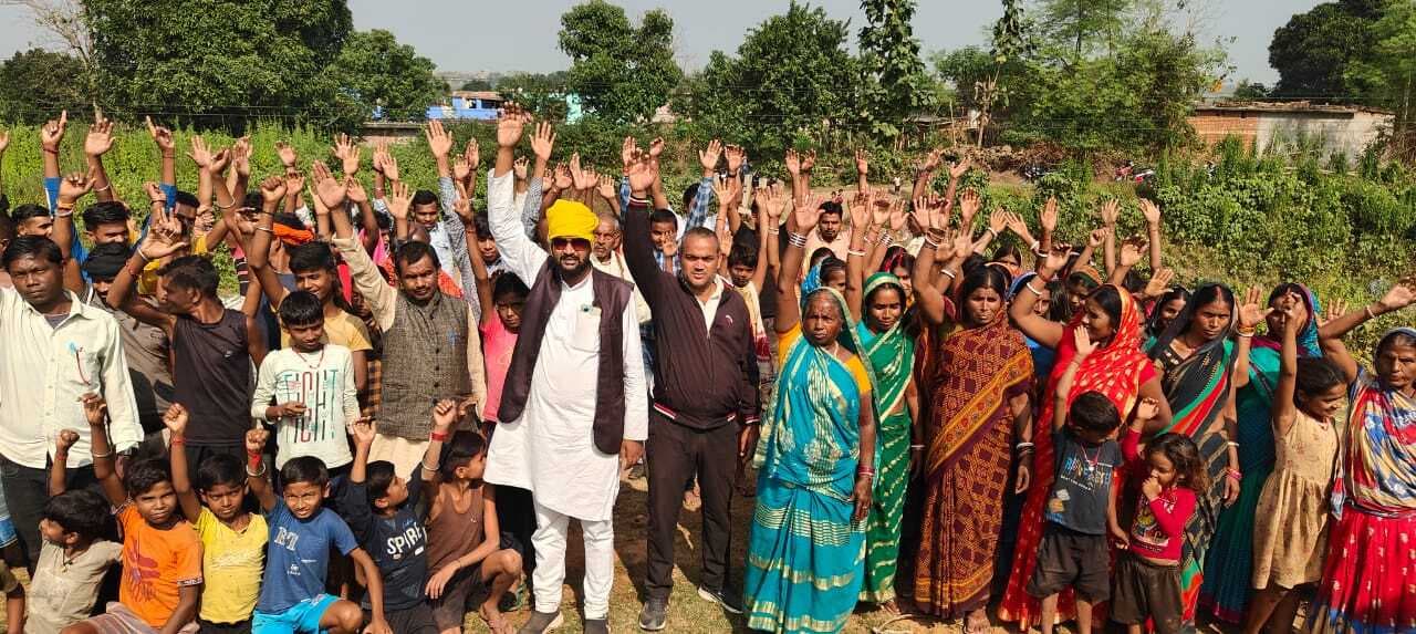 रेलवे क्रॉसिंग पर बेरिकेडिंग लगाने पर ग्रामीणों ने किया विरोध