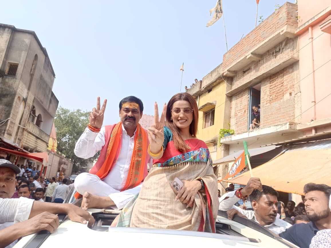 अक्षरा सिंह ने रोड शो कर भाजपा प्रत्याशी के पक्ष में मांगा वोट