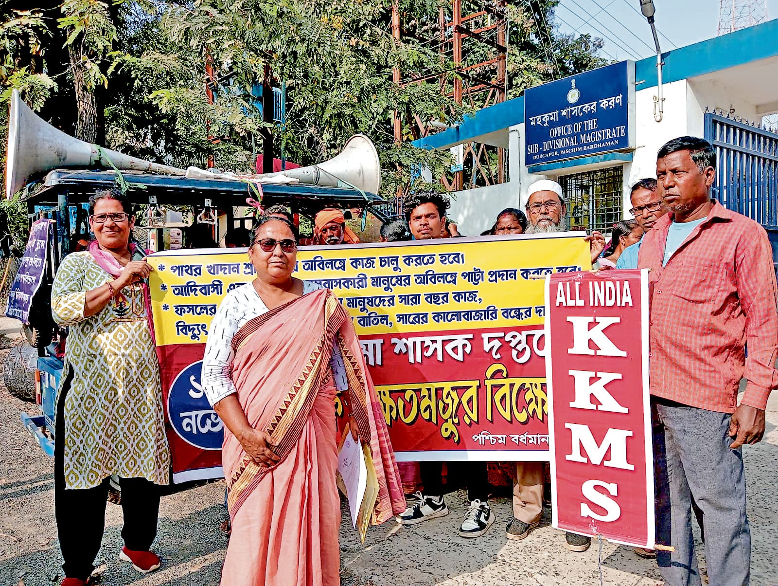 बंद खदान खोलने के लिए एसडीओ ऑफिस को घेरा