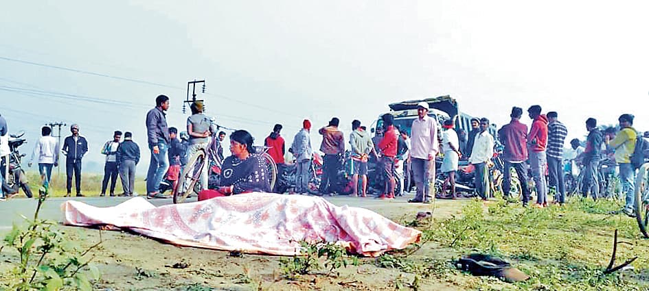 बेकाबू ट्रक की चपेट में आकर वृद्ध की मौत मुआवजे के लिए पांच घंटे का चक्काजाम