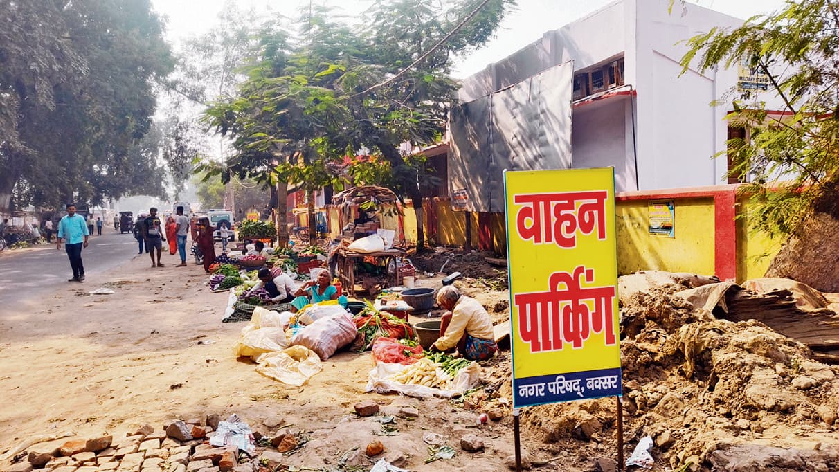 पार्किंग में दुकानें, सड़क पर लग रहे वाहन