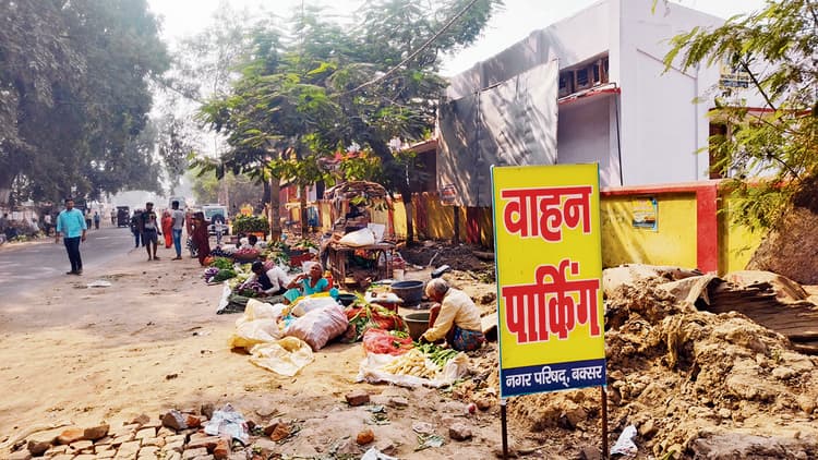 पार्किंग में दुकानें, सड़क पर लग रहे वाहन