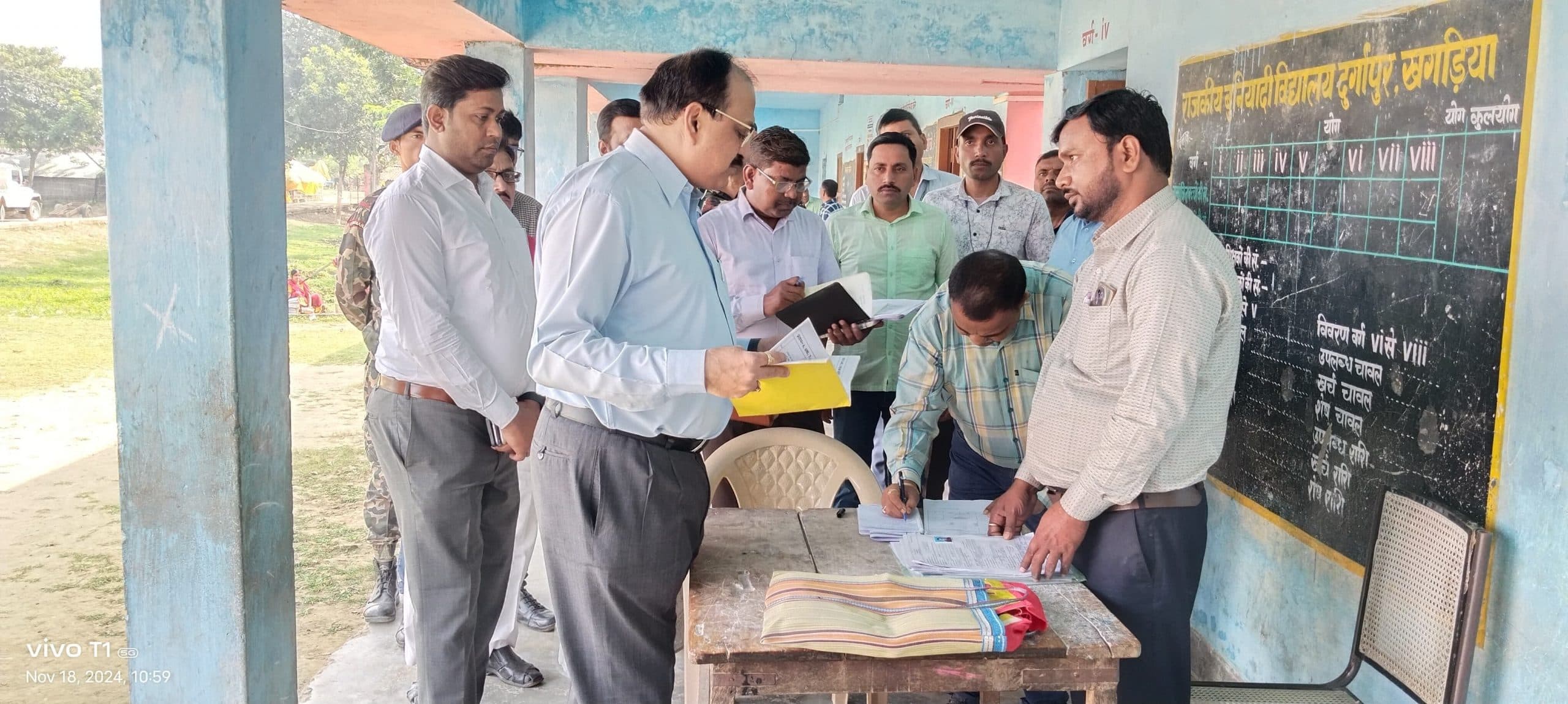बीएलओ के कार्यों की समीक्षा के लिए राजकीय बुनियादी विद्यालय दुर्गापुर पहुंचे कमिश्नर