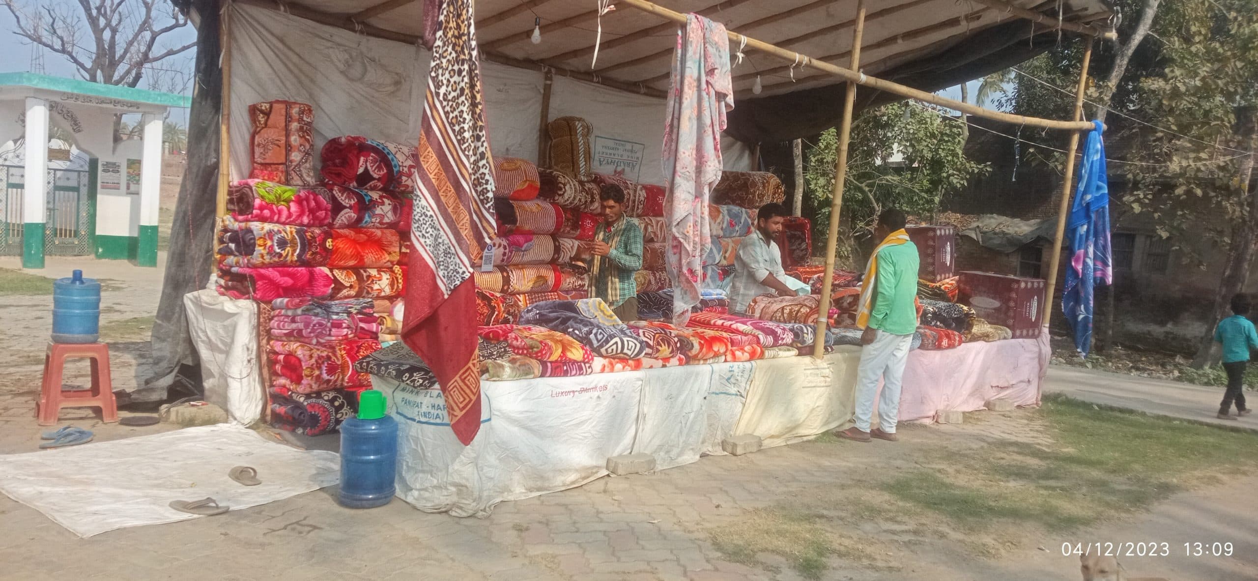 ठंड की दस्तक के साथ गर्म कपड़ों से गुलजार हुआ बाजार