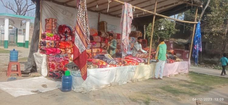 ठंड की दस्तक के साथ गर्म कपड़ों से गुलजार हुआ बाजार