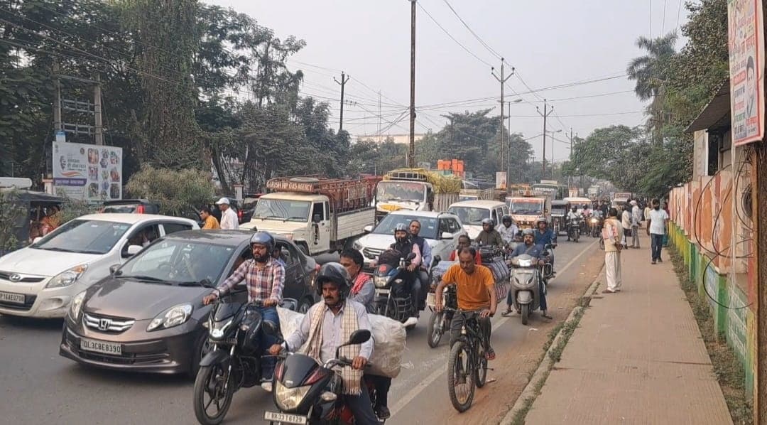 सड़क पर बढ़ा वाहनों का दबाब, ट्रैफिक व्यवस्था चरमराई