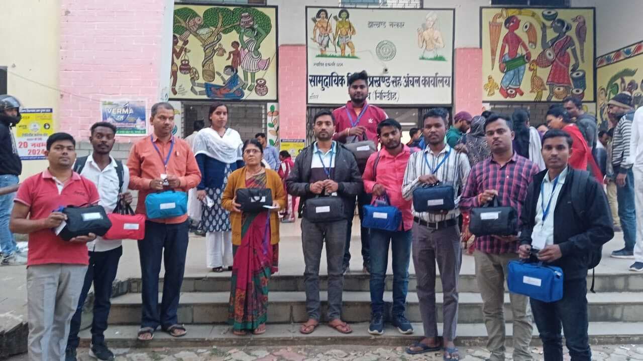 Giridih News: मतदान केंद्रों में वेब कास्टिंग को ले कैमरे का वितरण