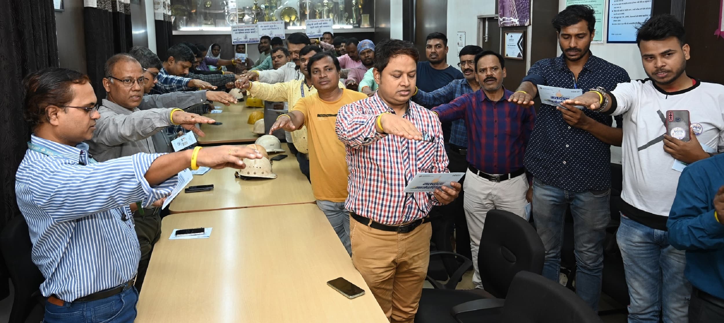 Bokaro News : बीएसएल के निदेशक प्रभारी ने मतदान प्रतिशत का कीर्तिमान बनाने का किया आह्वान