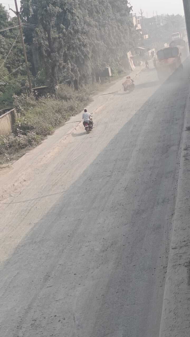 Ghatshila News : एनएच पर उड़ती रही धूल दे रही बीमारियों को आमंत्रण