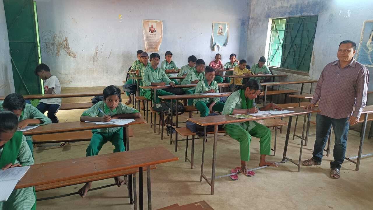 Ghatshila News : पुरनापानी मवि में 69 बच्चों पर मात्र एक शिक्षक, दो कमरे में बैठते हैं पहली से आठवीं के बच्चे, एक की कक्षा चलती है, तो दूसरी बंद