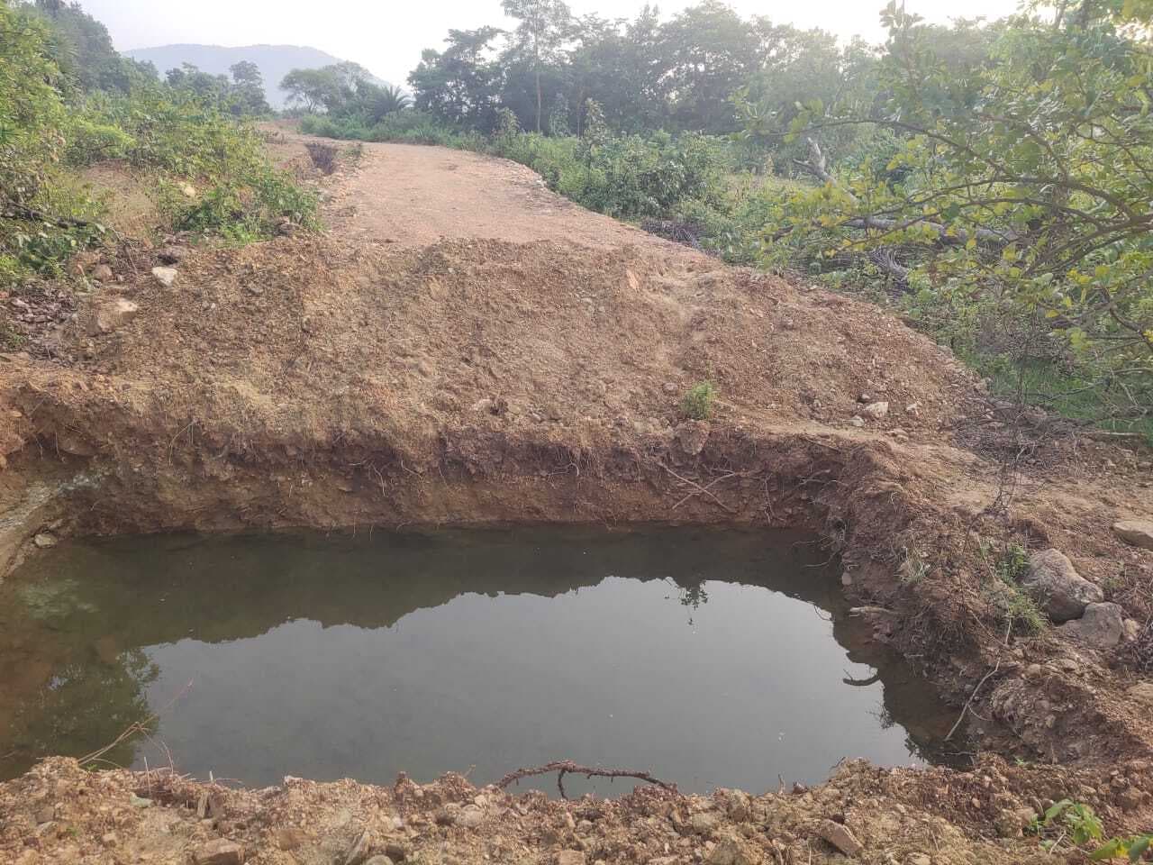 Ghatshila News : पुलिया बनाने को दो-दो गड्ढे खोदकर छोड़ा, सात माह से ग्रामीण परेशान
