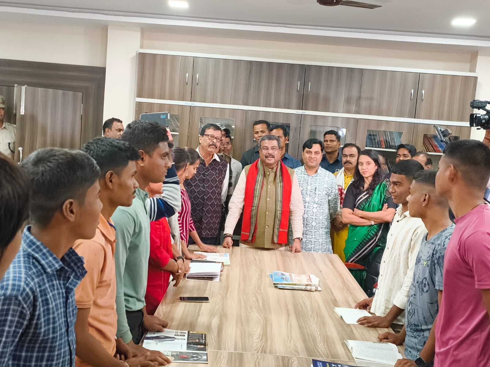 Jharsuguda News: एमसीएल की ‘एक पहल’ से युवाओं में उद्यमशीलता को मिलेगा बढ़ावा : धर्मेंद्र प्रधान