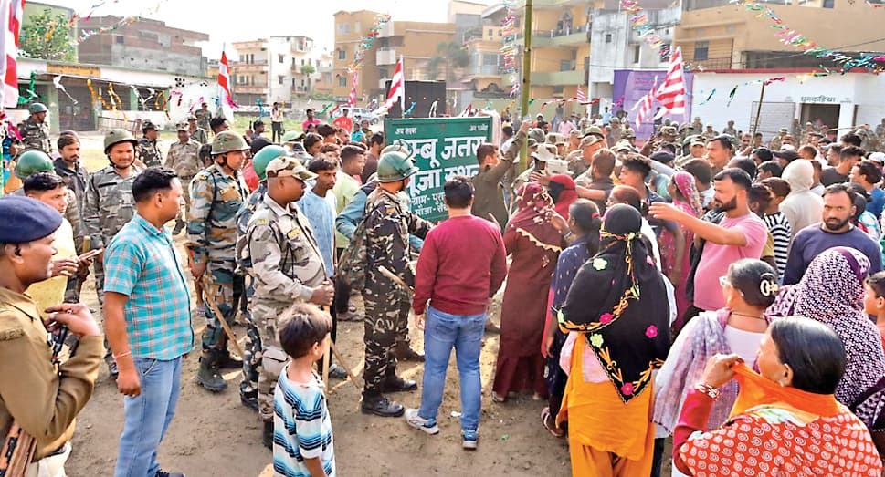 डुम्बु जतरा के आयोजन में दो पक्ष के लोग आमने-सामने