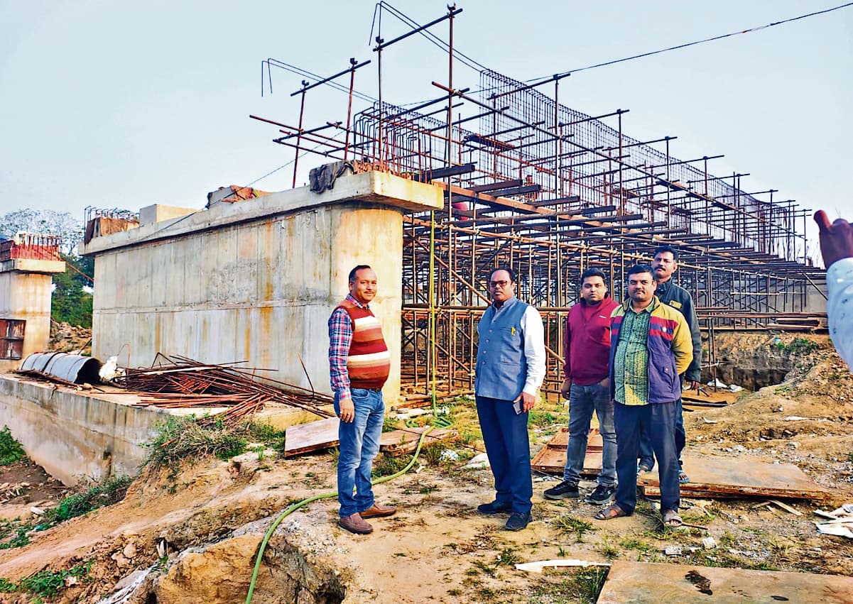 Ranchi News : एयरपोर्ट के वैकल्पिक रोड का काम तेज, इंजीनियरों ने लिया जायजा