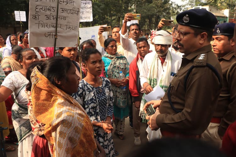 Jamshedpur News : अभिषेक हत्याकांड : छोलागोड़ा के ग्रामीणों ने परसुडीह थाना का किया घेराव, नारेबाजी