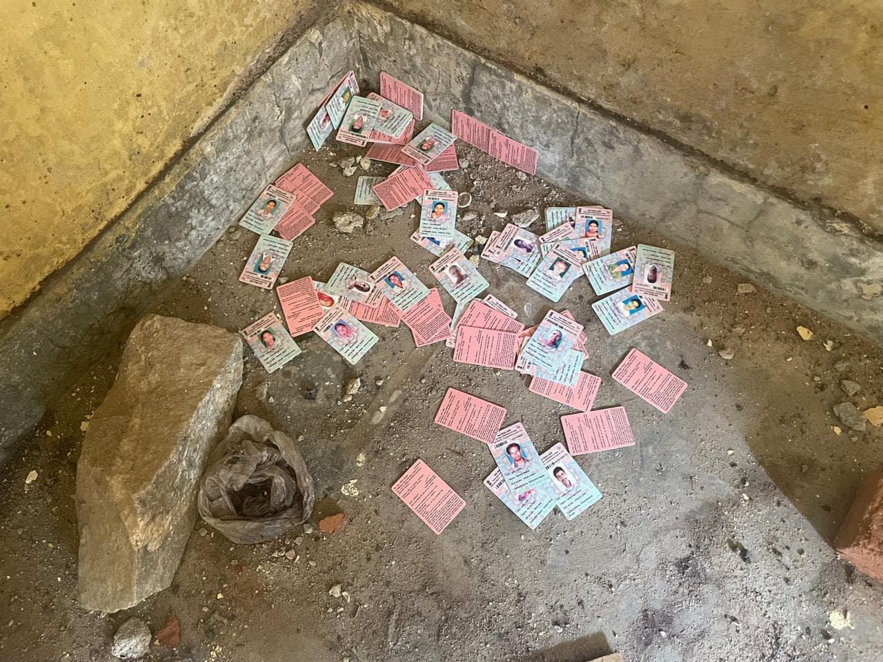 बुंडू अंचल कार्यालय के बाहर फेंके गये सैकड़ों वोटर कार्ड